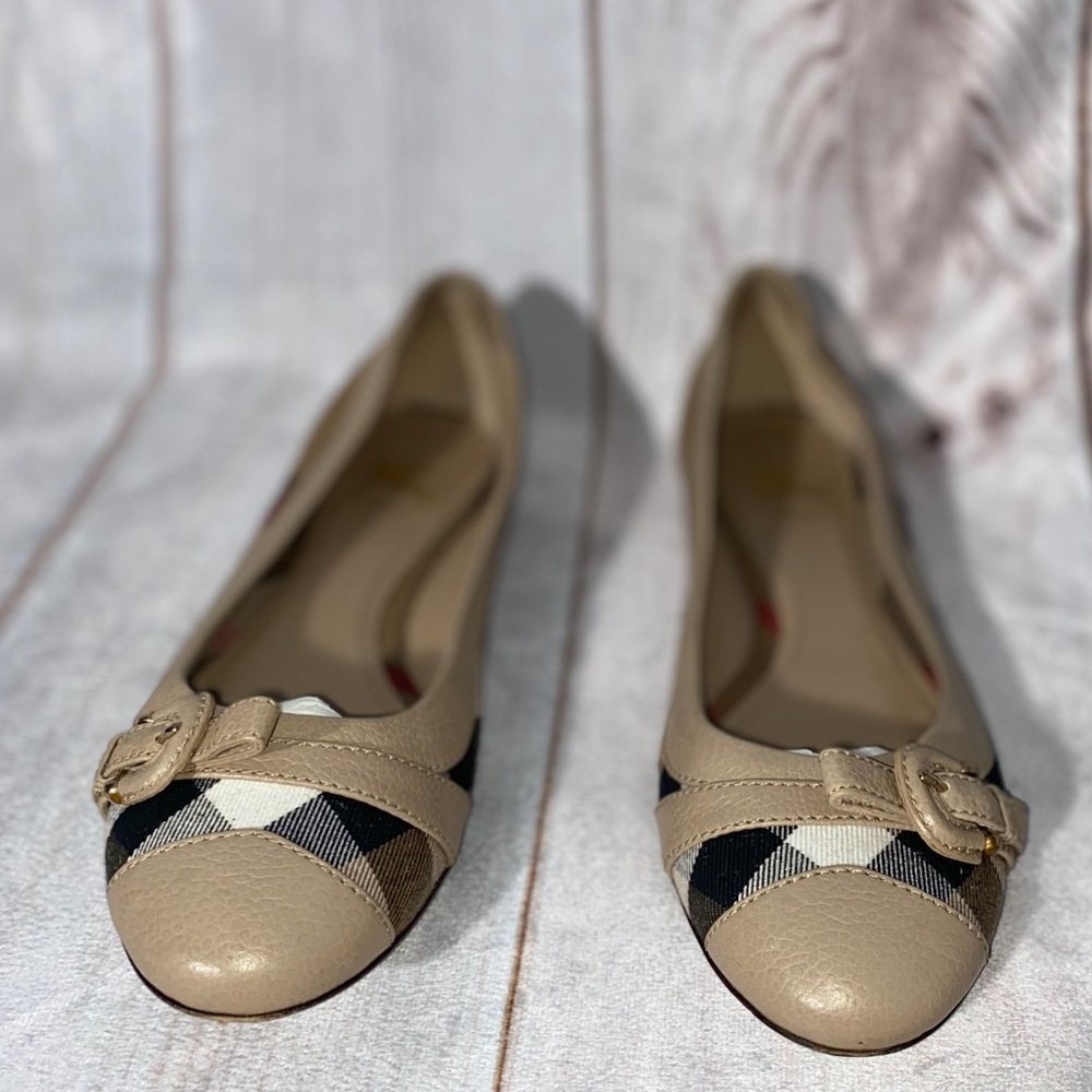 ❌SOLD❌💛🤎BURBERRY FLATS🤎💛